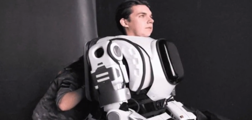 Muž v robotickém skeletonu, kterého ruská televize prezentovala jako skutečného robota.