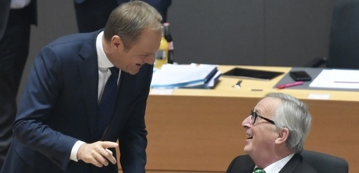 Donald Tusk se zdraví s Jeanem-Claudem Junckerem.