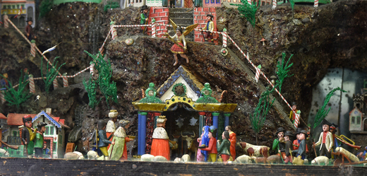 Patrový betlém s množstvím detailně ztvárněných figur.