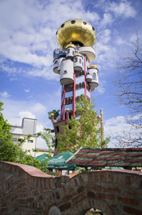 Hundertwasserovy stavby oplývají pestrostí, barevností a nepravidelností.