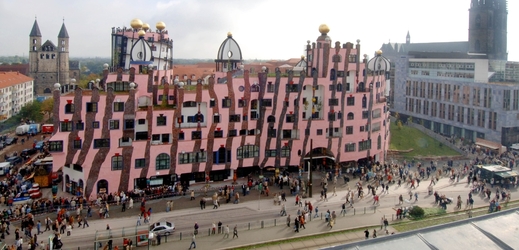 Friedensreich Hundertwasser nesnášel architektonickou šeď.