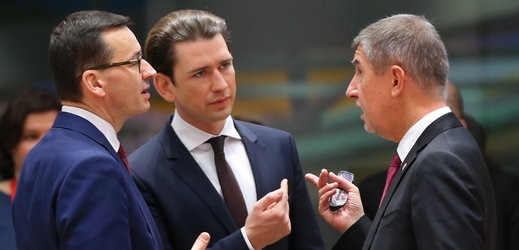 Rakouský kancléř Sebastian Kurz (uprostřed) český premiér Andrej Babiš (vpravo) a polský předseda vlády Mateusz Morawiecki (vlevo) na summitu EU.