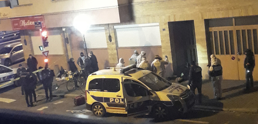 Francouzská policie na místě, kde byl zastřelen útočník z vánočních trhů.