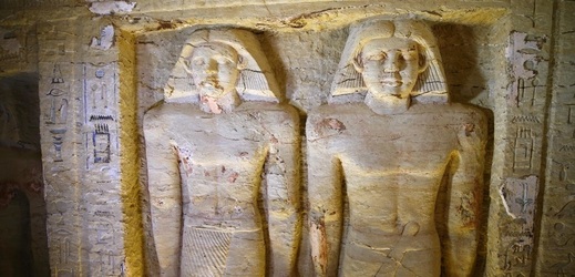 V objevené hrobce je kromě obrazů také 24 soch duchovního a jeho blízkých.