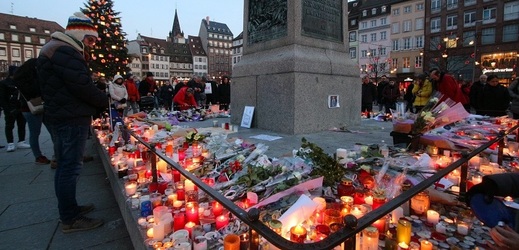 Lidé ve Štrasburku si chodí připomínat památku zesnulých.