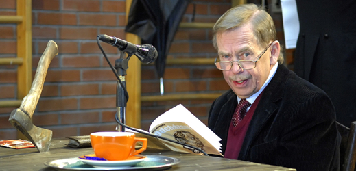Václav Havel v Divadle Husa na provázku během zkoušky jeho hry Odcházení, 2008.