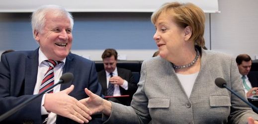 Německý ministr vnitra Horst Seehofer a kancléřka Angela Merkelová.