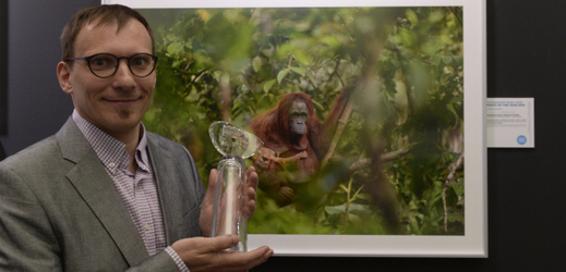Lukáš Zeman převzal 20. listopadu 2018 v Praze hlavní cenu soutěže Czech Press Photo za snímek samice orangutana s umírajícím potomkem z Bornea, který odkazuje na ničení přírody.