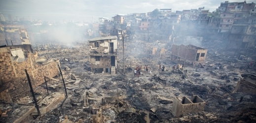 Oheň v okolí brazilského Manaus zničil nejméně 600 domů.