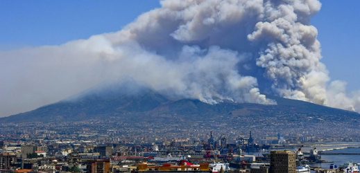 Sopka Vesuv, pohled z města Neapol.