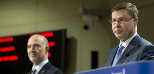 Místopředseda Evropské komise Valdis Dombrovskis (vpravo).