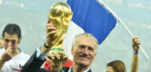Trenér fotbalistů Francie Didier Deschamps s trofejí pro mistra světa.