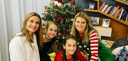 Lucie Šafářová oblékla vánoční obleček a strávila Vánoce v rodinném kruhu. 