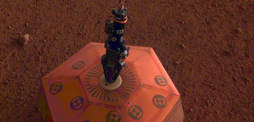 Sonda InSight umisťuje na Marsu seismometr SEIS.