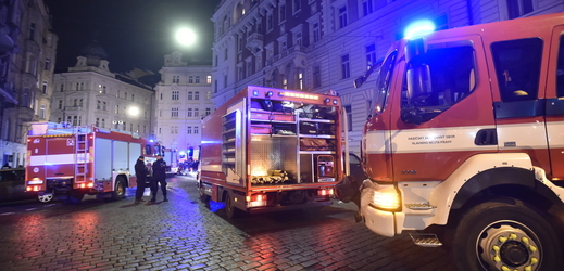 Hasiči při požáru v hotelu Eurostars v Náplavní ulici v Praze.