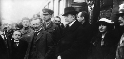 Návrat prezidenta Tomáše Garrigua Masaryka, do vlasti - po příjezdu do Prahy na Wilsonově nádraží 21.12.1918 Na sn. vpravo dcera Olga, a za TGM je syn Jan, a vlevo je Václav Jaroslav Klofáč.