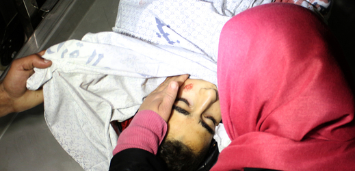 Příbuzná u zastřeleného palestinského mladíka.