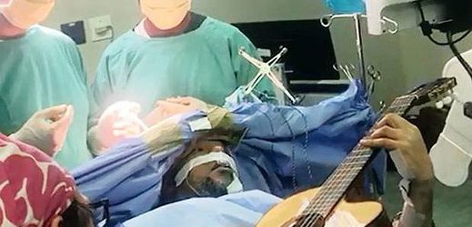 Kytarista Musa Manzini během operace mozku.