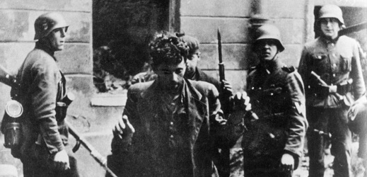 Němečtí vojáci zatýkají židovské obyvatele varšavského ghetta (1943).