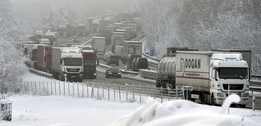 Sníh letos překvapil hlavně řidiče na dálnici D1.