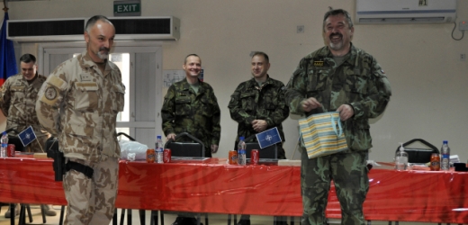 Náčelník Aleš Opata (vpravo) na základně v Kábulu s vojáky, kterým přivezl vánoční dárky.