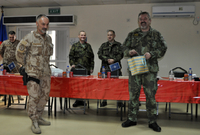 Náčelník Aleš Opata (vpravo) na základně v Kábulu s vojáky, kterým přivezl vánoční dárky.