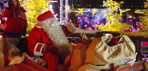 Santa Claus a jeho sobí spřežení vyrazili na vánoční misi do Laponska.