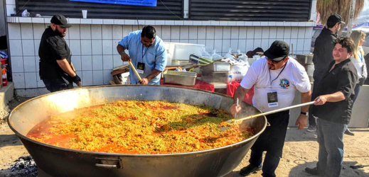 Kuchaři udělali obrovskou paellu pro tisíce migrantů.