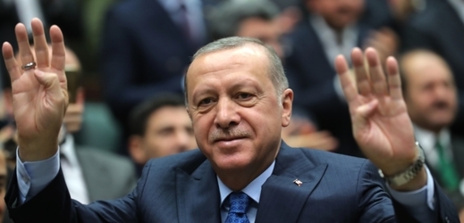 Turecký prezident Erdogan má zavírání novinářů v oblibě. 