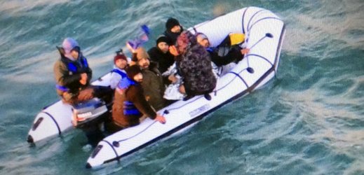 Uprchlíci se pokoušeli dostat do Velké Británie na člunu.