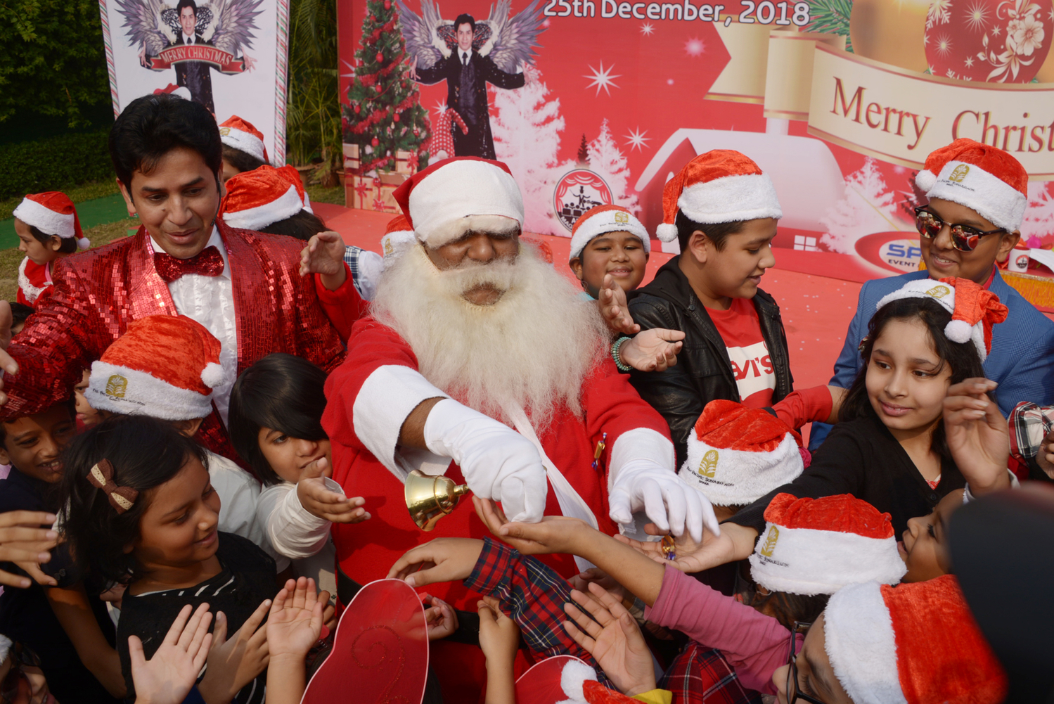 Bangladéšská verze Santa Clause a rozdávání dárků ve městě Dháka (FOTO: Naim Ul Karim).