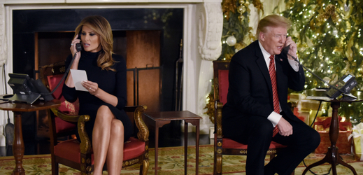 Snímek Donalda Trumpa a jeho manželky Melanie, na kterém vyřizují tradiční vánoční telefonáty.