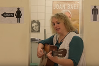 Stefanie Ansul-Weissnerová a její kytarové vystoupení na toaletách.