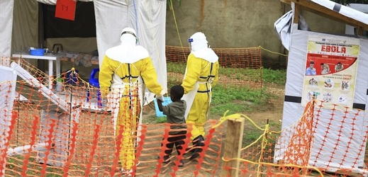 Pracovníci zdravotnické služby s malým chlapcem s podezřením na onemocnění ebolou.