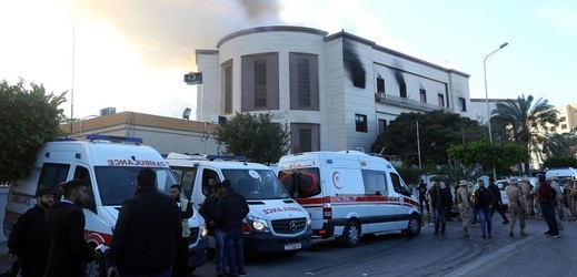 Během útoku na budovu libyjského ministerstva zahraničí v Tripolisu zemřeli minimálně tři lidé.