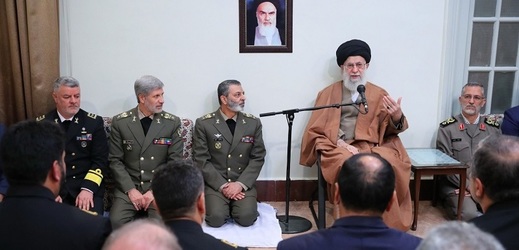 Nejvyšší íránský duchovní vůdce Alí Chameneí (uprostřed před mikrofonem).
