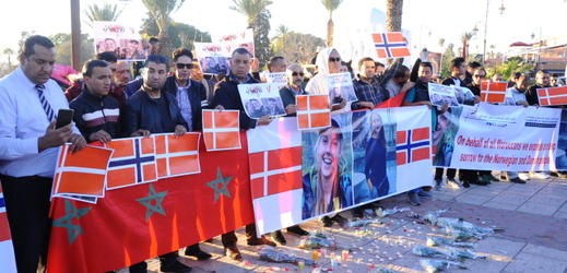 Místní lidé se shromáždili na náměstí, aby podpořili rodiny zavražděných turistek.