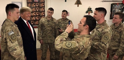Prezident USA Donald Trump při návštěvě amerických vojáků na základně Al Anbar.