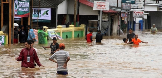 Během tsunami v Indonésii přišlo o život více než 420 osob.