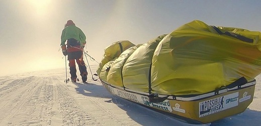 Collin O'Brady jako první člověk přešel Antarktidu. Cesta mu trvala 54 dní.