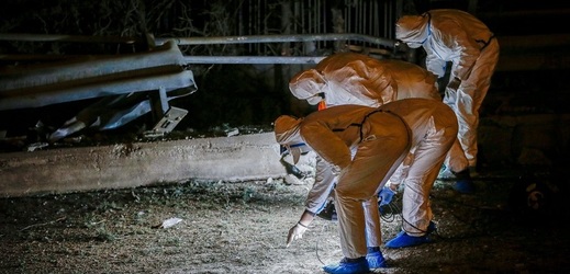 Vyšetřovatelé na místě výbuchu, ke kterému došlo před soukromou rozhlasovou a televizní stanicí Skai v Aténách.
