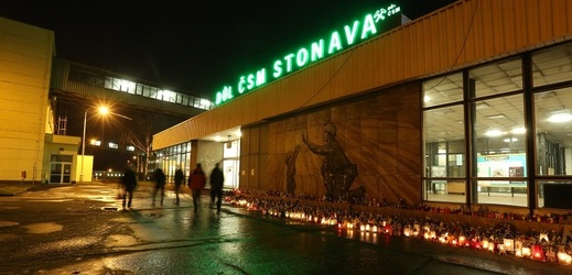Svíčky před vstupem do Dolu ČSM Stonava.