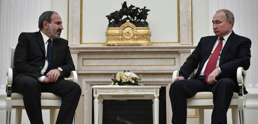 Nový arménský premiér Nikol Pašinjan (vlevo) a ruský prezident Vladimir Putin.