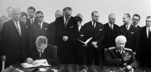 Prezident republiky Ludvík Svoboda (vpravo) a další ústavní činitelé podepsali 30. října na Bratislavském hradě Ústavní zákon o čs. federaci, vlevo předseda Národního shromáždění Josef Smrkovský.