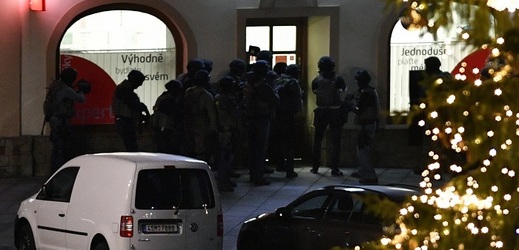 Policisté zasahují v pobočce banky Unicredit na náměstí T. G. Masaryka v Příbrami, kterou předpadl 28. prosince 2018 ozbrojený muž.