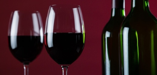 Britští poslanci vypili o pětinu vína více než v roce 2017.