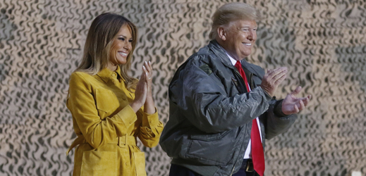 Donald Trump tentokrát volil více než ostrá slova (na snímku s manželkou Melanií).