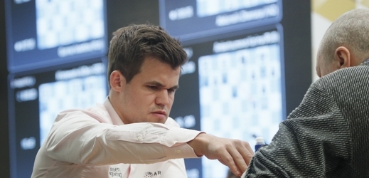 Nor Carlsen bez porážky obhájil titul mistra světa.