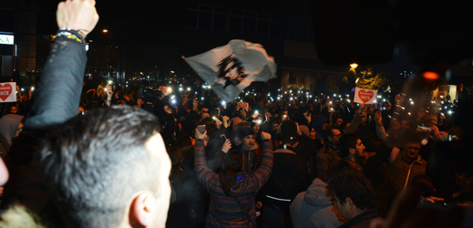 Snímek z demonstrace v Bosně.