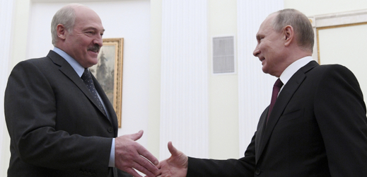 Běloruský prezident Alexandr Lukašenko (vlevo) a ruský prezident Vladimir Putin.
